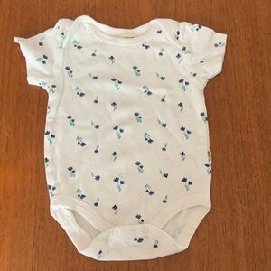 🍓3/$10 Rabbit + Bear Organic Floral Baby Onesie size 6-9m